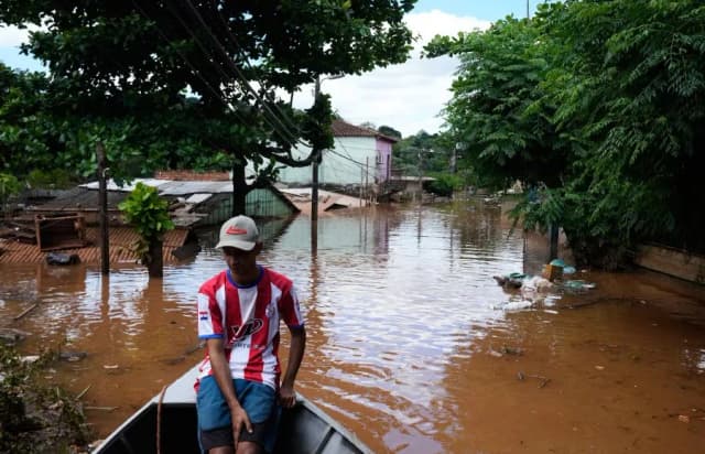 Alerta roja en Ciudad del Este: hay más de 1200 evacuados por la crecida en el río Paraná