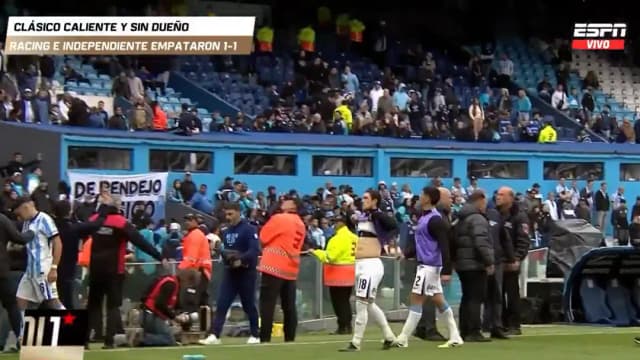 El cruce de Alfonso Espino con los hinchas de Racing tras el clásico contra Independiente
