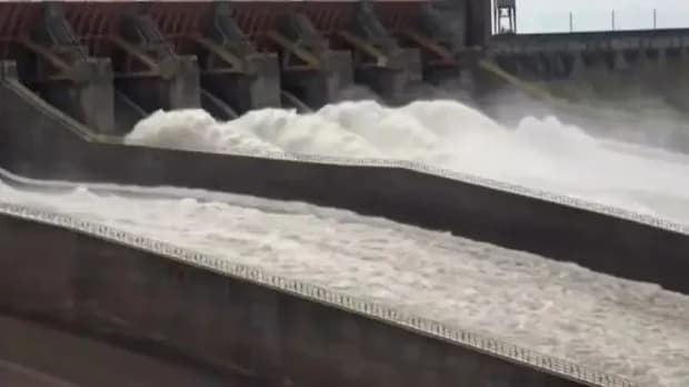 Abrieron las compuertas de la represa más grande de Sudamérica ante la crecida de los ríos