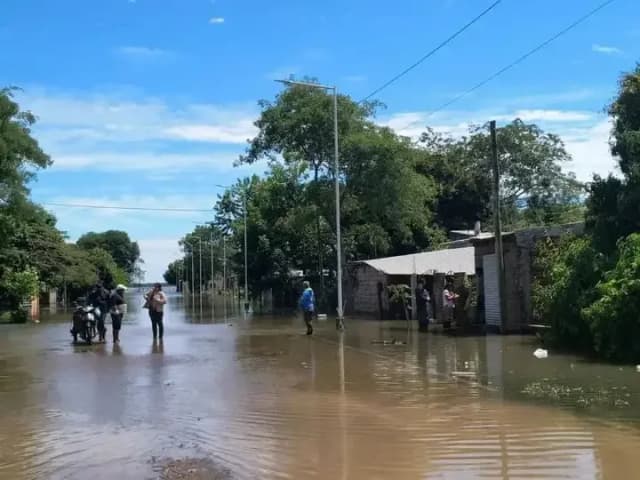 Creciente: avanzan las evacuaciones y advierten que el río Paraná seguirá alto por diez días más