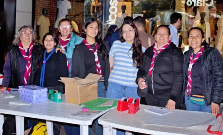 Envuelven regalos sobre Junín: los scouts que buscan cumplir un sueño