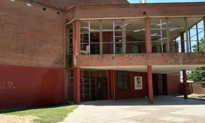 Delincuente amenazó a una persona con un cuchillo y le robó el teléfono