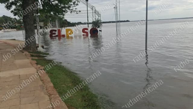 Paso de la Patria bajo agua por el avance del río Paraná: situación crítica y en alerta