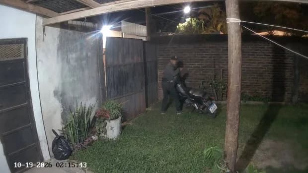Robo filmado en Corrientes: saltó el muro, y se llevó una moto y dos bicicletas