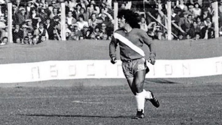 Maradona pudo haber debutado en 1975, el día que River salió campeón