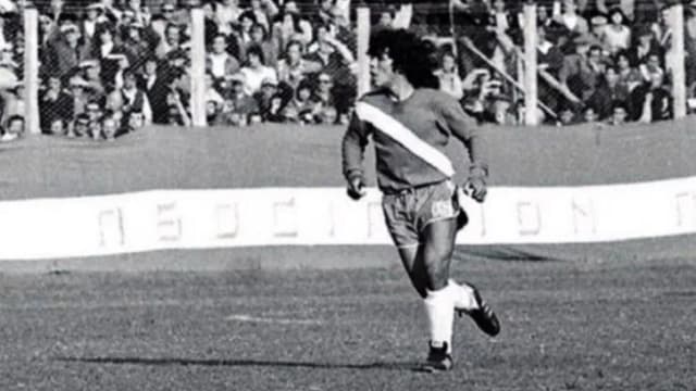 Maradona pudo haber debutado en 1975, el día que River salió campeón