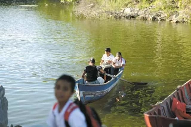 Crecida del río Paraná: trasladan en bote a alumnos para que puedan llegar a las escuelas