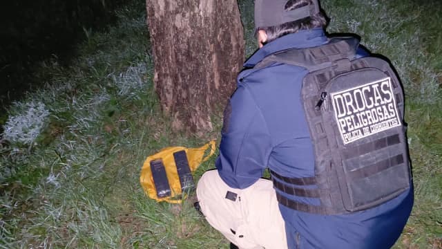 Acceso a Itatí: hallaron dos ladrillos de marihuana oculta en la maleza