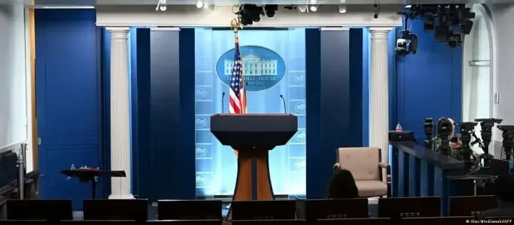 Trump sopesa convertir sala de prensa de la Casa Blanca en piscina