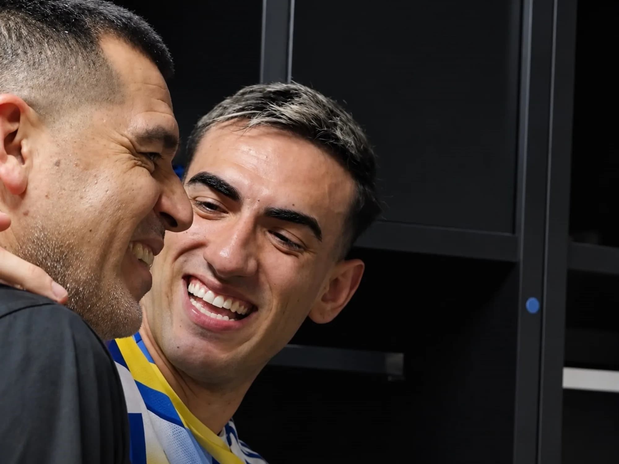 La felicidad de Riquelme en el vestuario de Boca, tras un viaje lleno de recuerdos gloriosos