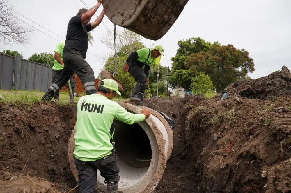 El municipio amplía la capacidad del drenaje pluvial en el canal Laguna Brava