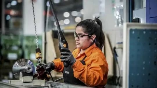 Tras la fuerte caída de julio, la actividad económica tuvo una pequeña suba del 0,1% en agosto, según el INDEC