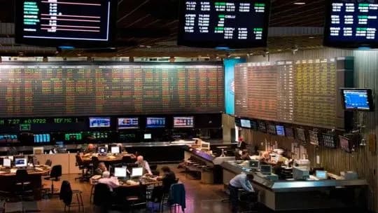 El riesgo país volvió a subir y se acerca a los 700 puntos, pese al avance de las acciones
