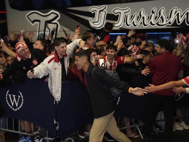 Los hinchas de Estudiantes recibieron al plantel en Río: van por la final