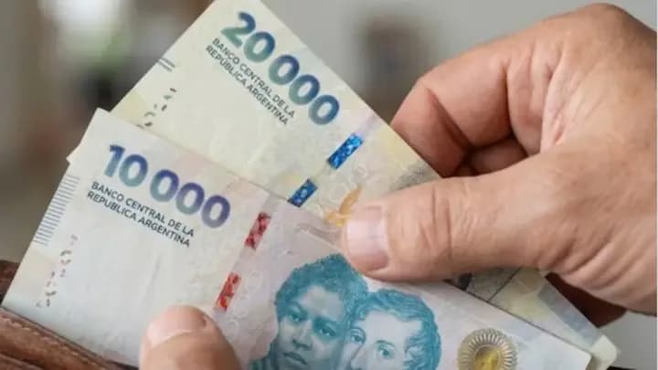 Los salarios subieron 2,7% en agosto y siguen perdiendo con la inflación