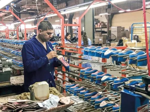 La actividad económica cayó 1,7% interanual con industria y comercio desplomándose