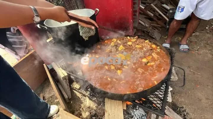 Vecinos del barrio Itatí se organizan en canoas para llevar comida a las familias inundadas