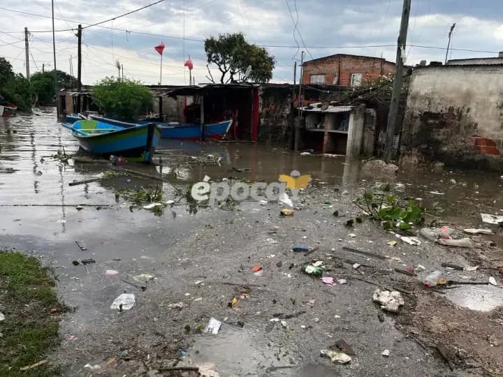 Inundaciones en barrio Itatí: una familia debió dejar su casa y vive en una carpa