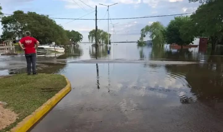 El río Paraná volvió a crecer en una localidad correntina y ya afecta a más de 550 personas