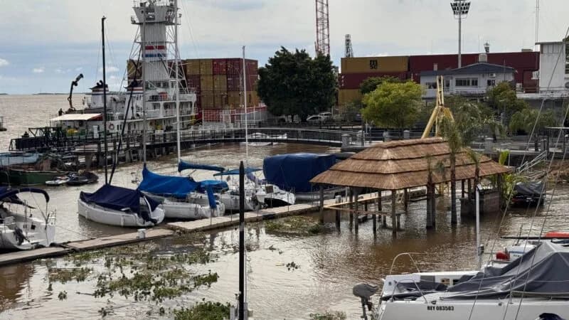Así amaneció el Paraná frente a capital: ráfagas de viento y alerta naranja por tormentas severas