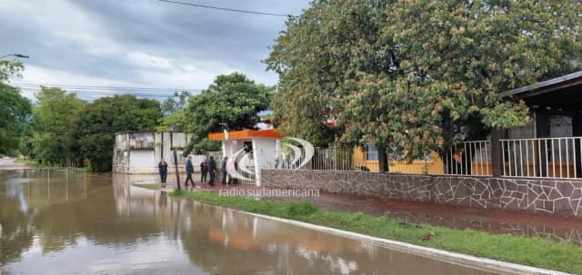 Crecida del río: el agua avanza hacia una escuela de Paso de la Patria