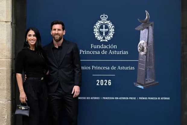 Lionel Messi desató la locura en Oviedo: rompió el protocolo y firmó camisetas en España