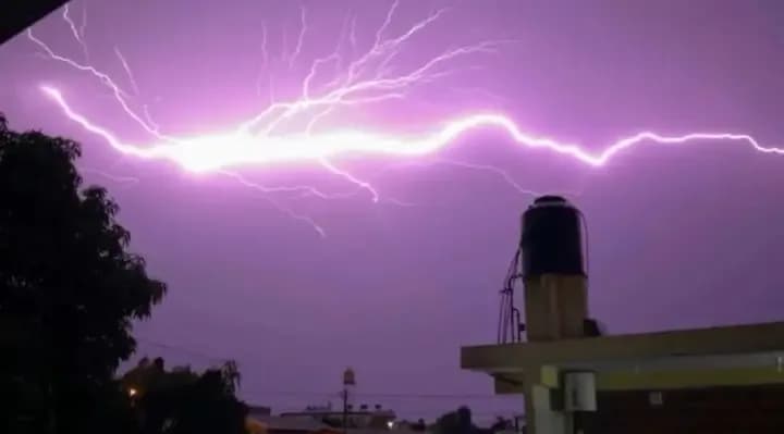 Rayos y relámpagos iluminaron el cielo de Misiones
