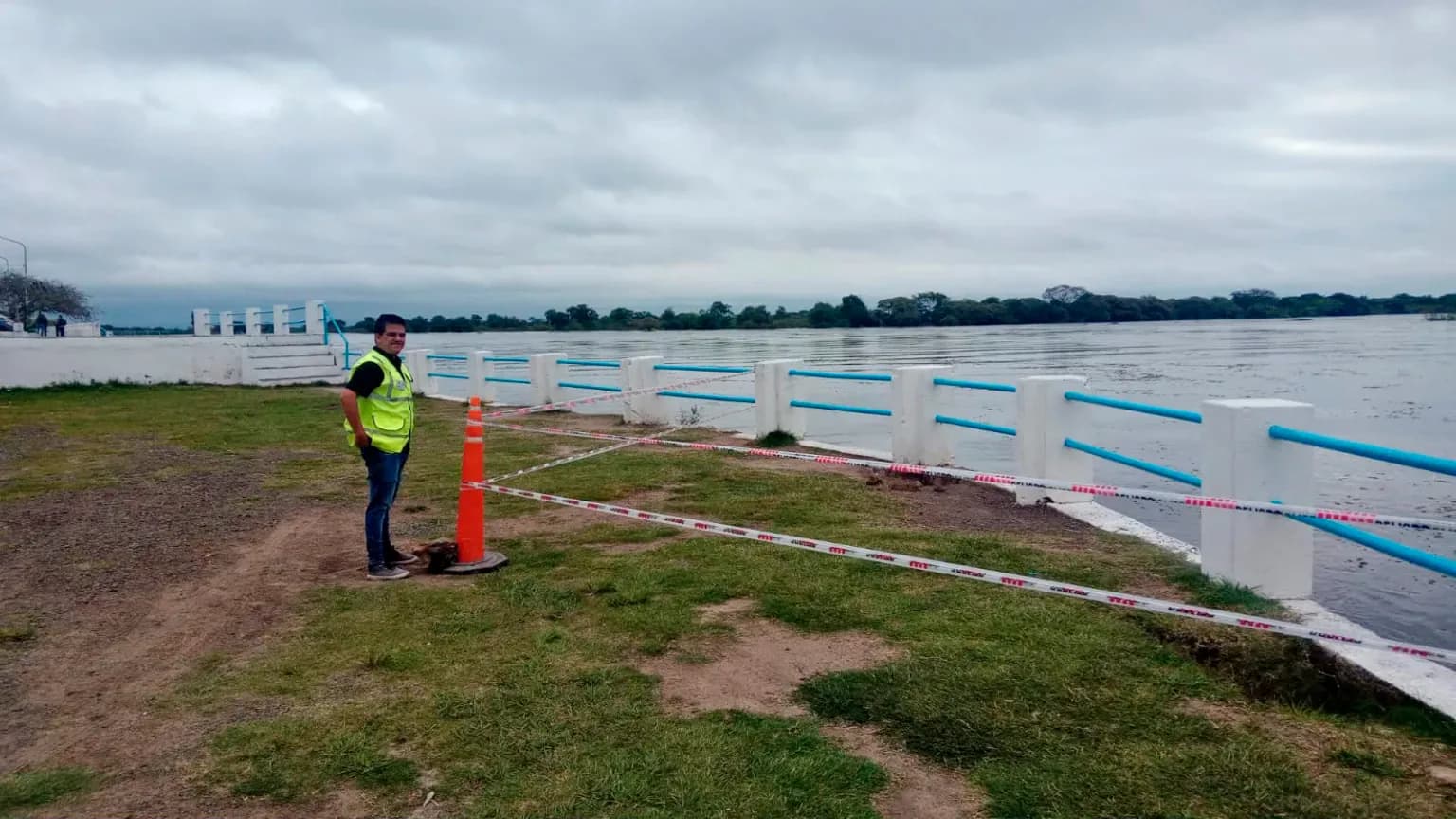 En Esquina la crecida del Paraná socavó las barrancas y cercan la costanera
