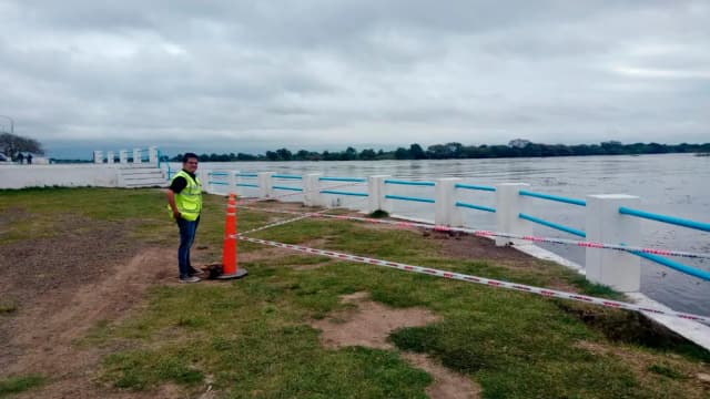 En Esquina la crecida del Paraná socavó las barrancas y cercan la costanera