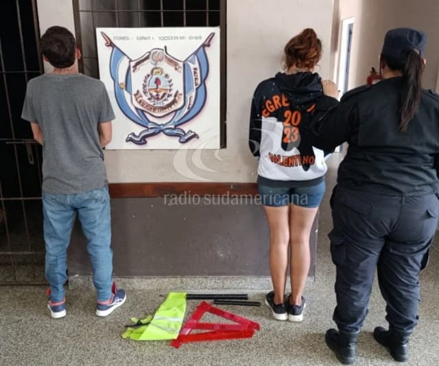 Destrozaron el vidrio de un auto en plena lluvia y fueron demorados