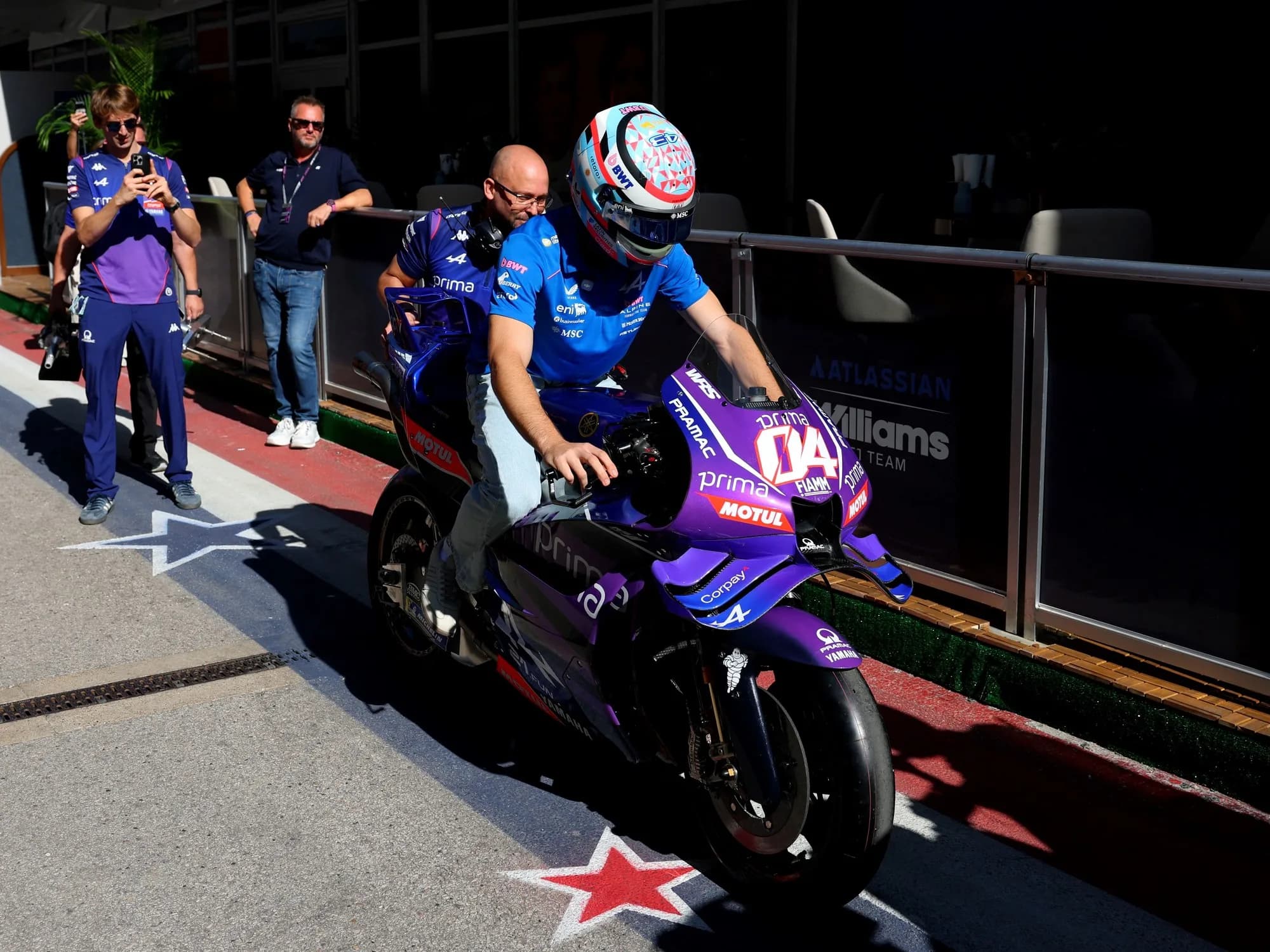 A pura aceleración: Franco Colapinto llegó al Gran Premio de Estados Unidos... ¡en moto!