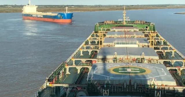 Buque varado en el río: Prefectura dio recomendacion de navegación