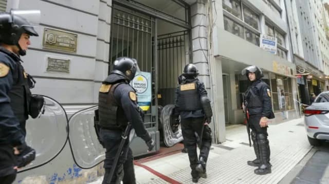 Tensión en una comisaría porteña: los presos tienen a un policía de rehén