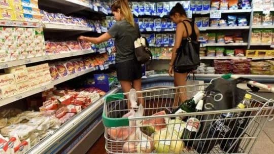 Las ventas en mayoristas y supermercados volvieron a caer en agosto, según el INDEC