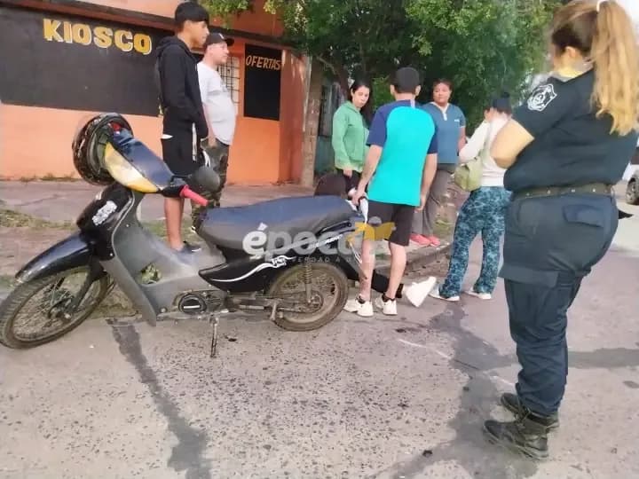 Dos motociclistas terminaron en el hospital tras chocar contra una camioneta