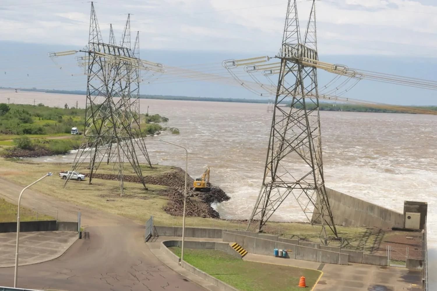 Obras de urgencia en Yacyretá tras el desgaste de una defensa por la fuerza del río Paraná