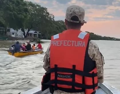 Ante la crecida del Paraná, así es el traslado fluvial para que los estudiantes lleguen a la escuela