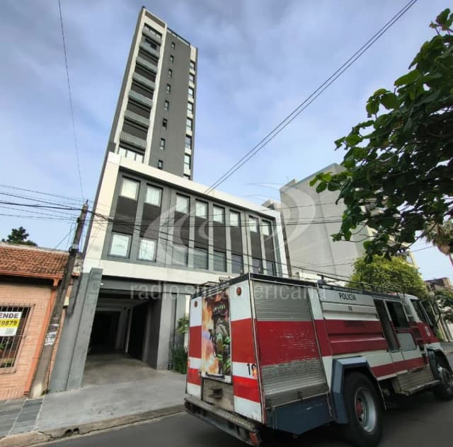 Corrientes: auxiliaron a una mujer que intentaba arrojarse de un edificio
