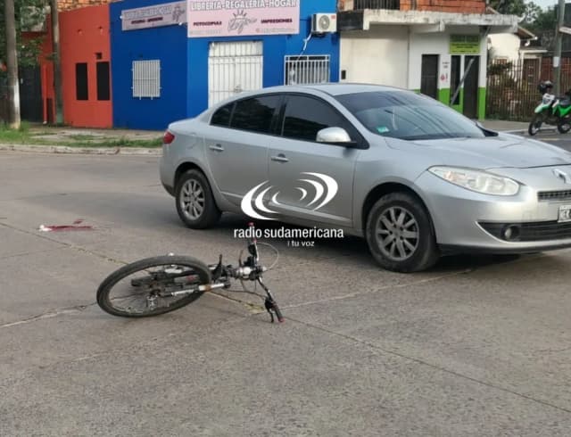 Ciclista quiso ganarle el paso a un auto y terminó cayendo al asfalto