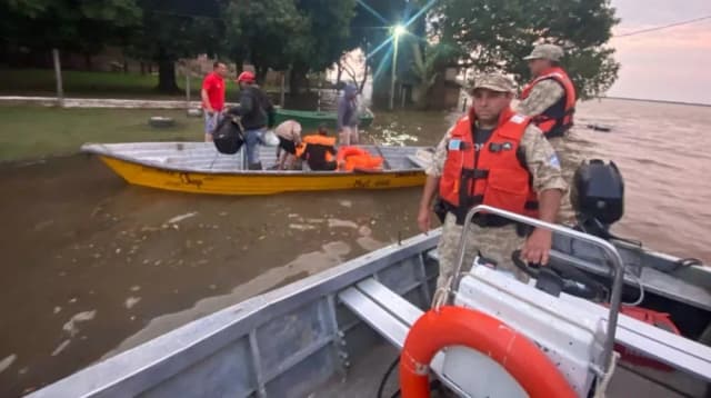 Por las inundaciones 15 alumnos de Itatí fueron a la escuela en bote
