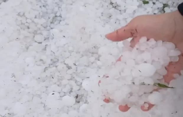 Un "colchón" de granizo: primeras imágenes del impresionante fenómeno en el interior de Corrientes