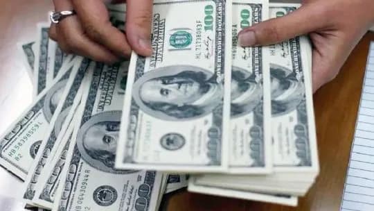 El dólar se mantiene al alza y alcanzó un nuevo récord nominal en el cierre de la semana
