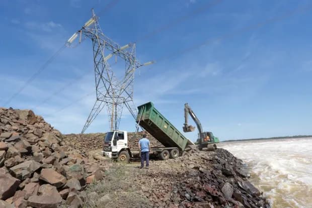 Yacyretá Argentina refuerza sus defensa por la fuerte correntada del río Paraná