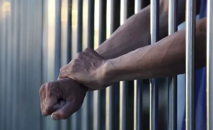 Lo condenaron a cinco años de prisión por abusar de su propio hijo