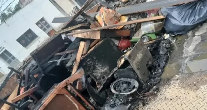 Un docente quedó con lo puesto tras el incendio de su casa