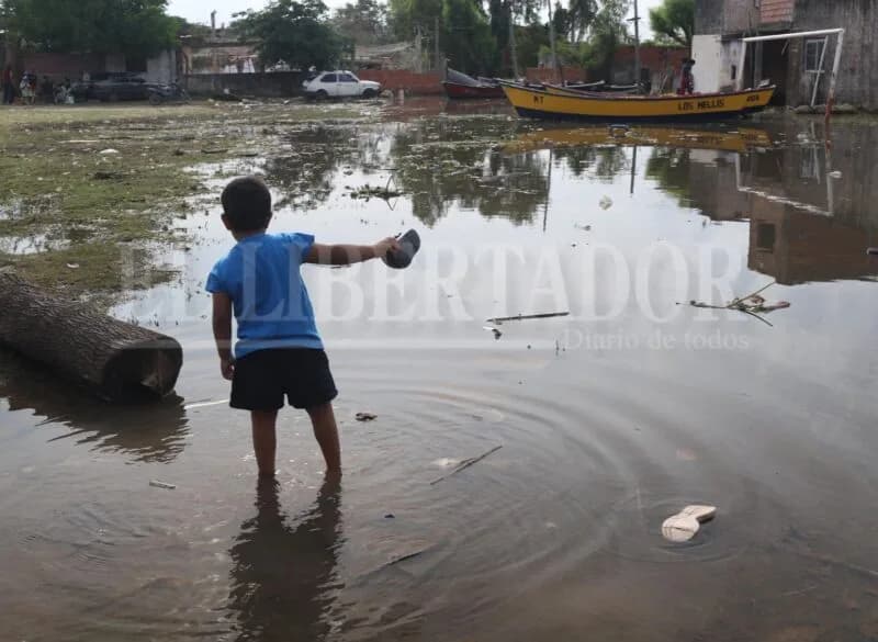 Barrio Itatí: ollas populares y asistencia en canoas para familias afectadas por la crecida