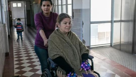 Cuidado de personas: 48 de 50 políticas nacionales fueron desactivadas y las familias cubren el vacío