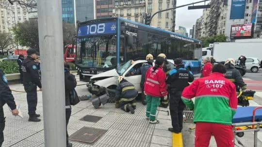 Un colectivo y un auto chocaron en 9 de Julio y Santa Fe: ambos conductores al Fernández