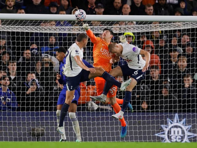 Video: el gol en contra que se hizo el arquero que reemplazó a Dibu Martínez en el Chelsea