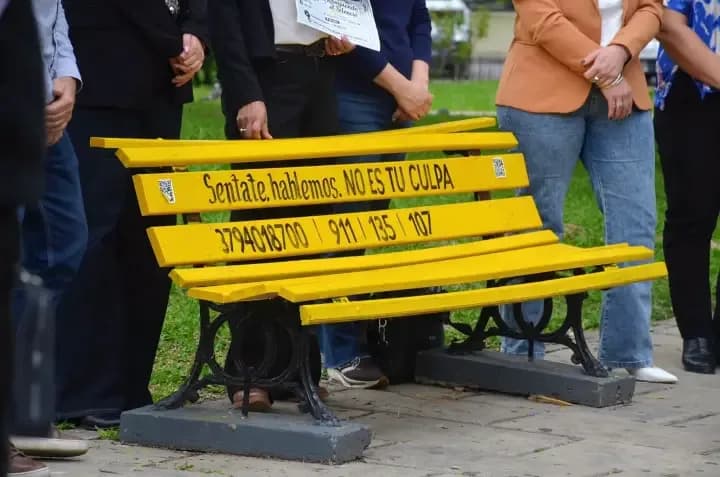 Instalaron un Banco Amarillo en Goya para promover el diálogo sobre salud mental